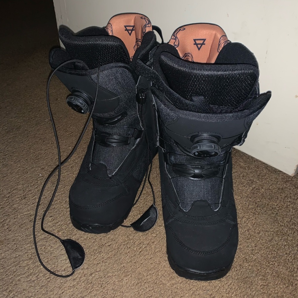 Snow boarding boots 🥾